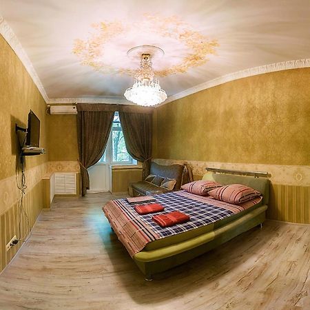 One Bedroom Apartment On Svobody Square ヘルソン エクステリア 写真